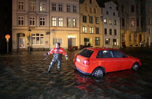 In Lübeck muss ein Auto abgeschleppt werden. Foto: dpa