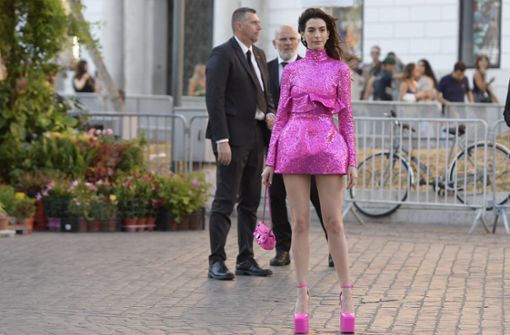 Die Schauspielerin Anne Hathaway lässt mit ihren Plateaupumps bei der Valentino Fashion Show einen Trend wieder aufleben. Foto: /Cartelli Mario