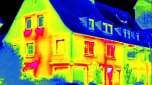 Wärmeverlust an einem Haus: Die Profis von der Energieagentur wüssten, was zu tun ist. Foto: dpa