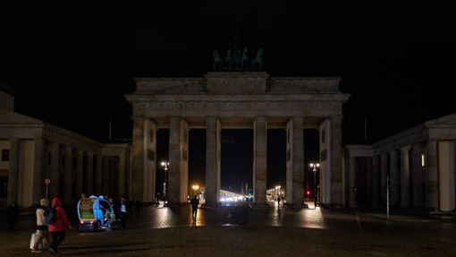 Berlin beteiligt sich an der weltweiten Aktion Earth Hour und schaltet das Licht am Brandenburger Tor aus. Foto: Joerg Carstensen/dpa