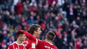 Robert Lewandowski (l-r), Torschütze Thomas Müller und Franck Ribery von München jubeln über das Tor zum 1:1. Foto: dpa