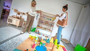 Natürliche Materialien und Farbe: Elke (links) und Maxi Grimm  präsentieren ihre Holzspielwaren in Kombination mit den neuen Möbeln. Foto: Roberto Bulgrin