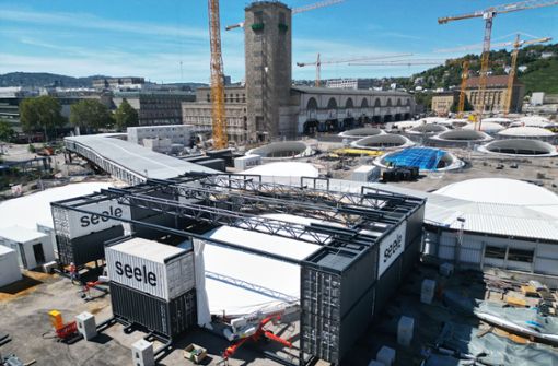 Für den Einbau wurde rund um das künftige Lichtauge eine Montagehalle errichtet, die auch noch ein Dach bekommt. Foto: Deutsche Bahn/Sophia Vietz