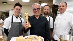 Sie kochen für die Stars: Wolfgang Puck und sein Team. Foto: Barbara Munker/dpa