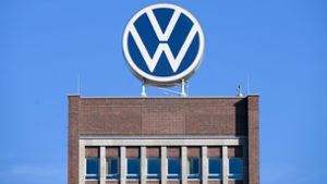 Das VW-Logo steht auf dem Markenhochhaus im Volkswagen Stammwerk. Der Konzern hat mit dem indischen Automobilhersteller Mahindra einen Vertrag geschlossen (Symbolfoto). Foto: dpa/Julian Stratenschulte