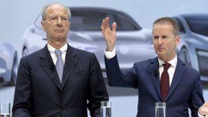 Der neue VW-Konzernchef Herbert Diess (rechts) und der Aufsichtsratsvorsitzende Hans Dieter Pötsch  bei der gemeinsamen Pressekonferenz Foto: AP