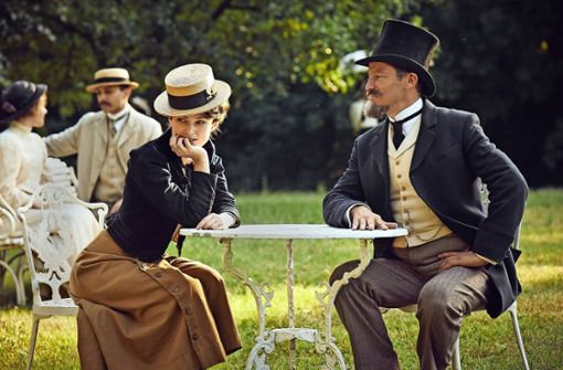 Auch in „Colette“ spielt Keira Knightley eine Frau, die nicht vom Blick der Männer (rechts neben ihr: Dominic West)  definiert werden möchte. Foto: DCM