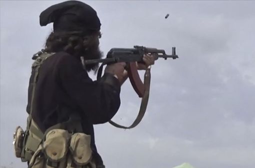 Ein IS-Kämpfer feuert seine Waffe ab. Foto: dpa/Uncredited