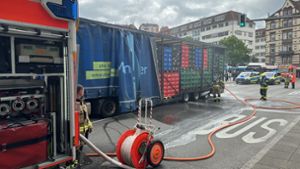 Am Freitag geriet ein mit Getränkekisten beladener Lastwagen am Marienplatz in Brand. Foto: Feuerwehr Stuttgart