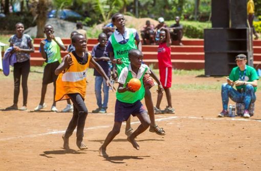 Auch junge Afrikaner haben Spaß am Handball. Foto: STZN