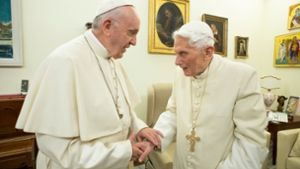 Widersacher hinter den Mauern des Vatikans:  Papst Franziskus und Vorgänger Benedikt (rechts). Foto: dpa
