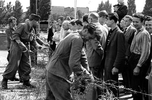 Der 13. August 1961 manifestiert die Teilung Deutschlands: Stein für Stein schichten Arbeiter die Berliner Mauer auf - streng bewacht von Volkspolizisten und DDR-Soldaten. Foto: AP