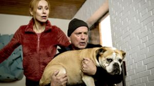 Anja (Andrea Sawatzki) und Christoph (Christian Berkel) retten den vom Dauerstreit verstörten Hund Carlo aus ihrem nicht nur sprichwörtlich brennenden Haus. Foto: ARD
