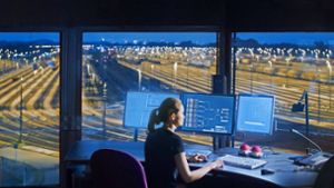 Die Digitalisierung des Bahnbetriebs  – im Bild das Stellwerk Maschen  – steigert  die Effizienz  deutlich. Foto: Deutsche Bahn
