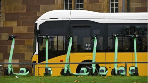 Einige Verkehrsunternehmen verbieten die Mitnahme von E-Rollern in ihren Fahrzeugen. In Stuttgart gibt man sich abwartend. Foto: Lichtgut/Max Kovalenko