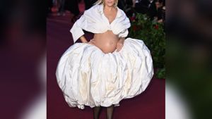 Für dieses Outfit brauchte sie Mut: Sienna Miller bauchfrei bei einem Vogue-Event auf dem roten Teppich. Foto: IMAGO/PA Images