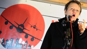 Renate Künast spricht auf einer Demonstration gegen den geplanten Großflughafen Berlin Brandenburg International (BBI). Foto: dpa