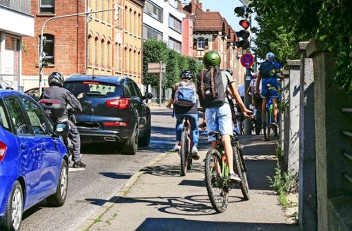 Ein alltäglicher Anblick: Radfahrende Schüler auf dem Gehweg in der Martin-Luther-Straße Foto: factum/Simon Granville