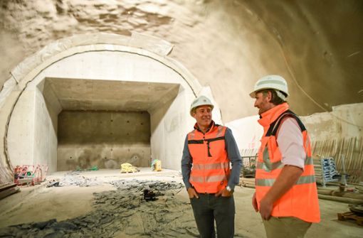 Christoph Lienhart (l.) und André Reinhardt von der Deutschen Bahn haben den Tunnelbau nach Feuerbach verantwortet. Am Freitag erfolgt an der Wand im Hintergrund der Durchschlag. Foto: Lichtgut/Iannone