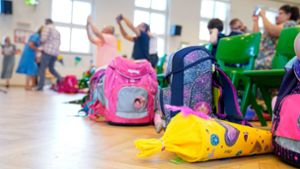 Schulranzen kaufen und Schultüte packen reicht nicht, um als Eltern Kinder auf die 1. Klasse vorzubereiten, sagen Expertinnen. Foto: IMAGO/Political-Moments