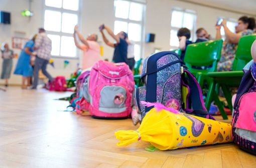 Schulranzen kaufen und Schultüte packen reicht nicht, um als Eltern Kinder auf die 1. Klasse vorzubereiten, sagen Expertinnen. Foto: IMAGO/Political-Moments
