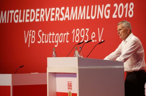 Präsident Wolfgang Dietrich vom VfB Stuttgart bekommt viel Applaus. Foto: Baumann