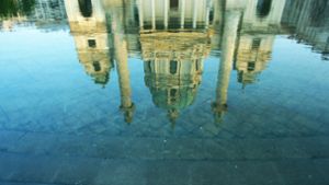 Spiegelbild einer untergehenden Welt: die Wiener Karlskirche Foto: imago/Peter Widmann