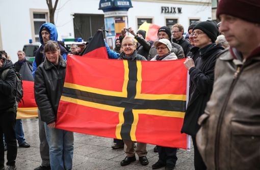 Auch in Stuttgart wird die Wirmer-Fahne zum rechten Protest gezeigt Foto: Lichtgut/Julian Rettig