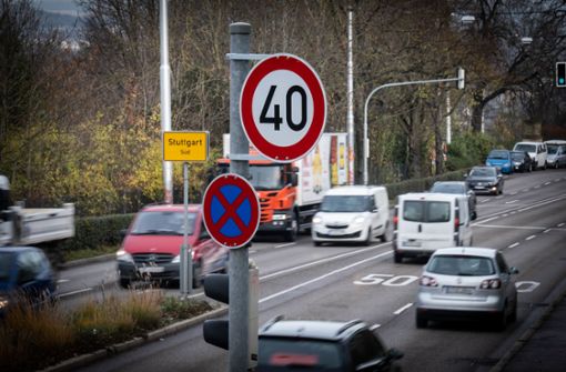 Bis Ende Mai will die Stadt an 400 Standorten an sogenannten Vorbehaltsstraßen die entsprechenden Schilder aufstellen - rund 650 Stück insgesamt. Foto: Lichtgut/Achim Zweygarth