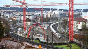 Die Deutsche Bahn möchte in der zweiten Hälfte des Jahres 2023 mit den Arbeiten am Feuerbacher Bahnhof fertig sein. Anschließend kann die Stadt unter anderem damit beginnen, die Siemens-, Tunnel- und Bludenzer Straße umzubauen. Foto: Lichtgut/Leif Piechowski