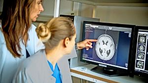 Fachärztinnen begutachten am Bildschirm radiologisches Bildmaterial. Foto: Klinikenholding