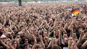Menschen bis zum Horizont: im Juni 2010 bei AC/DC auf dem Wasen Foto: Factum/Andreas Weise