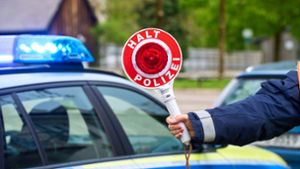 Die Polizei hat im Kreis Göppingen gleich zweimal einen Mann angehalten, der keine gültige Fahrerlaubnis hat (Symbolbild). Foto: IMAGO/Michael Bihlmayer
