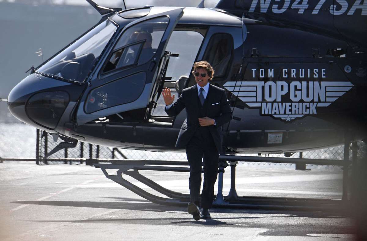 Tom Cruise ist filmreif mit einem Helikopter bei der Premiere des Films „Top Gun: Maverick“ erschienen. Foto: AFP/ROBYN BECK
