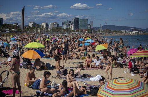Die Strände in Barcelona werden bereits von Touristen wie Einheimischen überrannt – von Corona keine Spur. Foto: AP/dpa/Emilio Morenatti