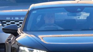 Prinz William auf dem Heimweg vom Krankenhaus - der Royal sitzt selbst am Steuer. Foto: imago/i Images