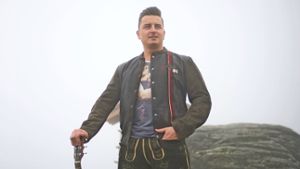 In den Bergen fühlt er sich zu Hause:  „Mountain Man“  Andreas Gabalier spielt Ziehharmonika und Gitarre Foto: Universal Music Deutschland
