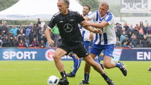 Der einstige VfB-Profi Maurizio Gaudino (li.) bei einem Benefiz-Spiel im vergangenen Jahr – an ihm klebt Rudi Bommer. Foto: Baumann/Hansjürgen Britsch