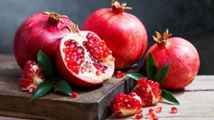 Die kleinen roten Kerne des Granatapfels sind nicht nur lecker, sondern weisen auch allerhand gesunde Inhaltsstoffe auf.