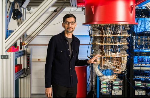 Sundar Pichai, Vorstandsvorsitzender von Google, steht im Labor in Santa Barbara neben einem der Quantencomputer von Google. Dem US-Tech-Riesen  ist nach eigenen Angaben ein bedeutender  Schritt bei der Entwicklung von Quantencomputern gelungen. Foto: Google/dpa