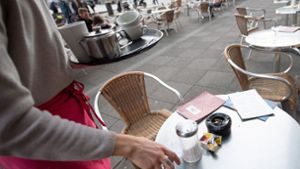 Ein Kellner räumt den Tisch eines Stuttgarter Restaurants ab. In Restaurants finden viele Studenten Nebenjobs. (Archivbild) Foto: dpa/Sebastian Gollnow