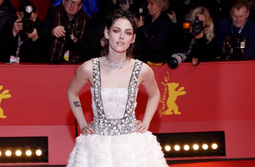 Bei der Eröffnungszeremonie der Berlinale zeigt sich Kirsten Stewart in einem Kleid von Chanel. Foto: IMAGO/APress/IMAGO