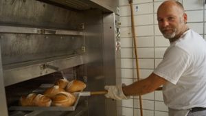 Peter Finkbeiner kann mit einem Blick erkennen, ob die Brotlaibe fertig gebacken sind. Foto: Fritzsche