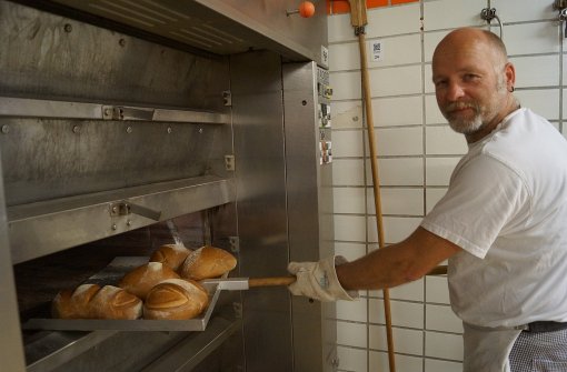 Peter Finkbeiner kann mit einem Blick erkennen, ob die Brotlaibe fertig gebacken sind. Foto: Fritzsche