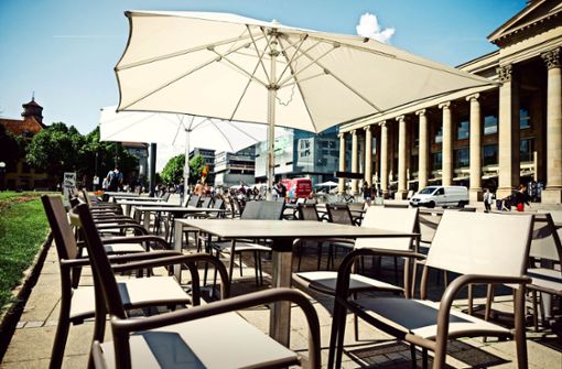 Die neue Eleganz  auf dem Schlossplatz: Terazza-Chef Alexander  Laub hat über 300 Stühle ausgetauscht. Foto: Lichtgut/Leif Piechowski