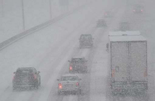 Mit den winterlichen Verhältnissen auf den Straßen am Sonntag kamen nicht alle Autofahrer zurecht. Foto: dpa
