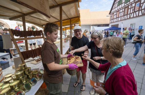 Natürlich darf beim Bauernmarkt im Weiler Spitalhof auch probiert werden. Foto: Jürgen Bach