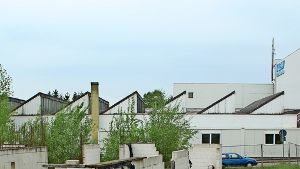 Umstrittener Standort: Die vom Landkreis für die Einrichtung einer Asylbewerber-Unterkunft vorgesehene Bauruine im Gewerbegebiet von Harthausen Foto: Sascha Schmierer