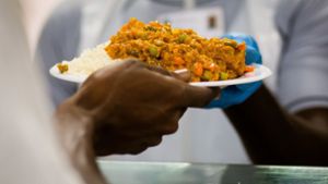 Beim Fastenbrechen in der Landeserstaufnahmeeinrichtung (LEA) in Ellwangen nimmt ein Flüchtling, der an Ramadan teilnimmt, in der Kantine ein Fischgericht mit Reis entgegen. Foto: dpa