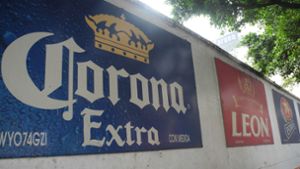 Corona-Bier gehört zu den weltweit meistkonsumierten Biermarken. Wie geht das Unternehmen mit dem Coronavirus um? (Archivbild) Foto: dpa/Denis Düttmann